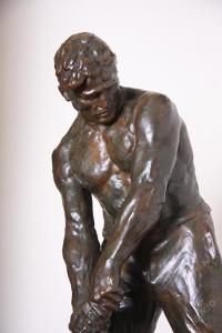 Bronzová socha muža. V. DEMANET