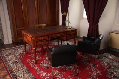Dvě kancelářské židle Rosenthal. Kůže - Nábytek