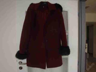 Dámský vínový kabát s kožešinou na kapuci a rukáve