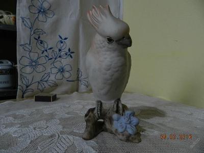 Hezká stará porcelánová soška Papoušek Dux