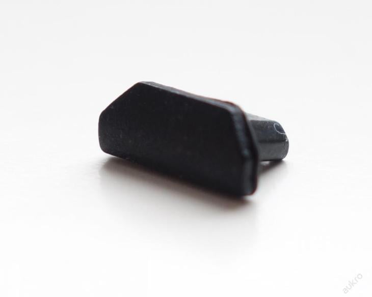 Záslepka krytka micro USB konektoru - hranatá - černá | Aukro