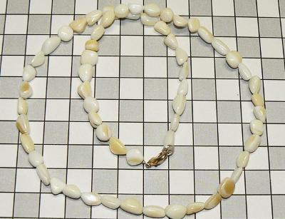 Náhrdelník perleť bílá, malé díly 5-10mm, cca 45cm