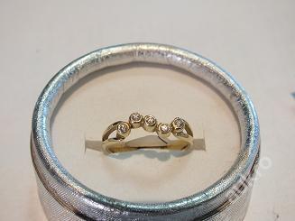 Zlatý prsten s kamínky 3,03g 14k - Šperky