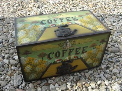 Dřevěná truhla Coffee s kovovými úchyty a kováním