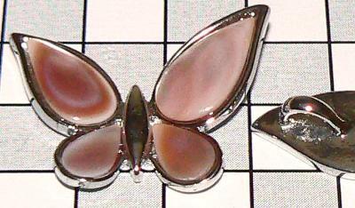 TASP067 Přívěsek ze starorůžové perletě, motýl