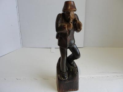 Dřevěná socha - lesník, muž s fajfkou