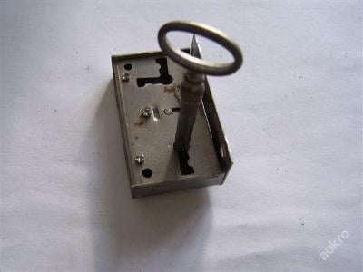 zámek skříňový 15 mm s klíčem