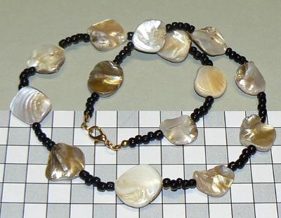 Náhrdelník perleť díly + černé kamenné korálky 45