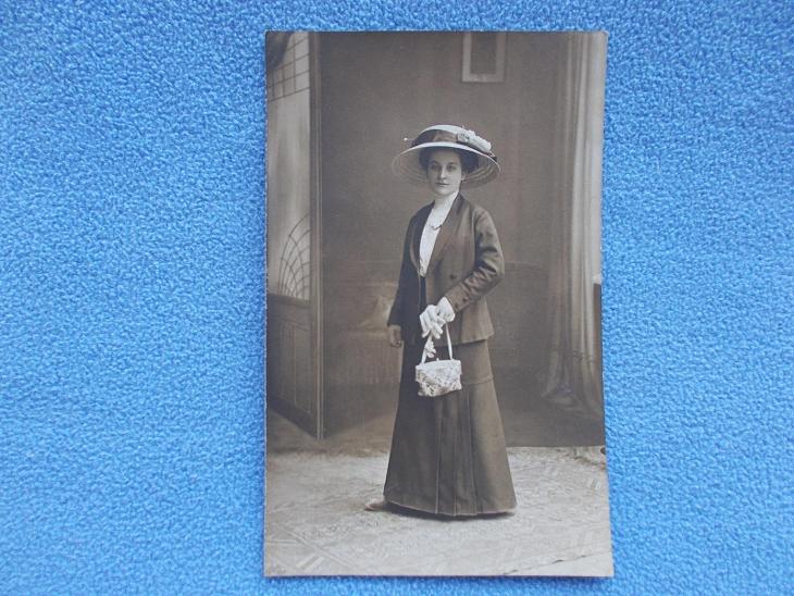 Žena móda láska klobouk  dáma společenské šaty  - Sběratelství