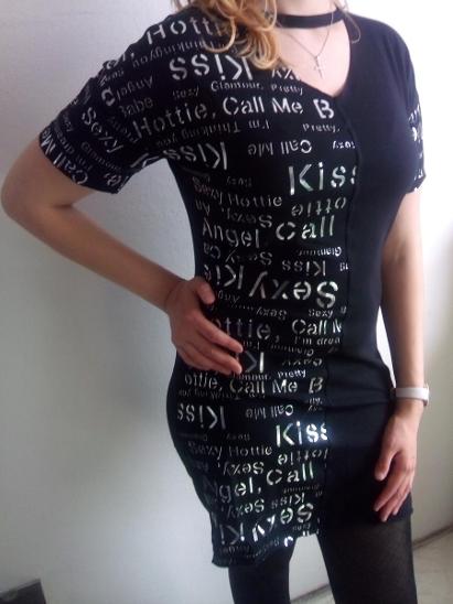 Stylové šaty s nápisy vel. L/XL - Dámské oblečení