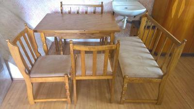 Rohová lavice, stůl + dvě židle