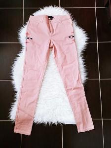 Světle růžové džíny Mango s výšivkou
