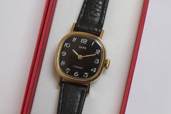 dámské hodinky ZARJA USSR, černý číselník, zlacené pouzdro