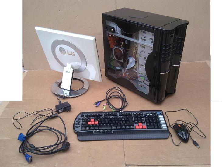 Starší PC sestava Thermaltake Win XP + přísluš Monitor LG - Počítače a hry