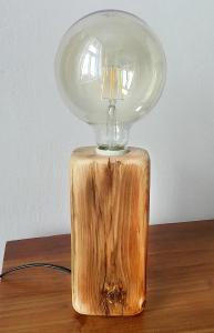 Dřevěná stolní lampa s retro žárovkou