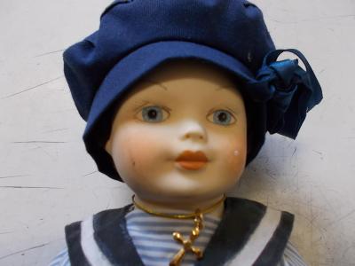 Stará hračka panenka panna porcelán námořník kostým řetízek křížek