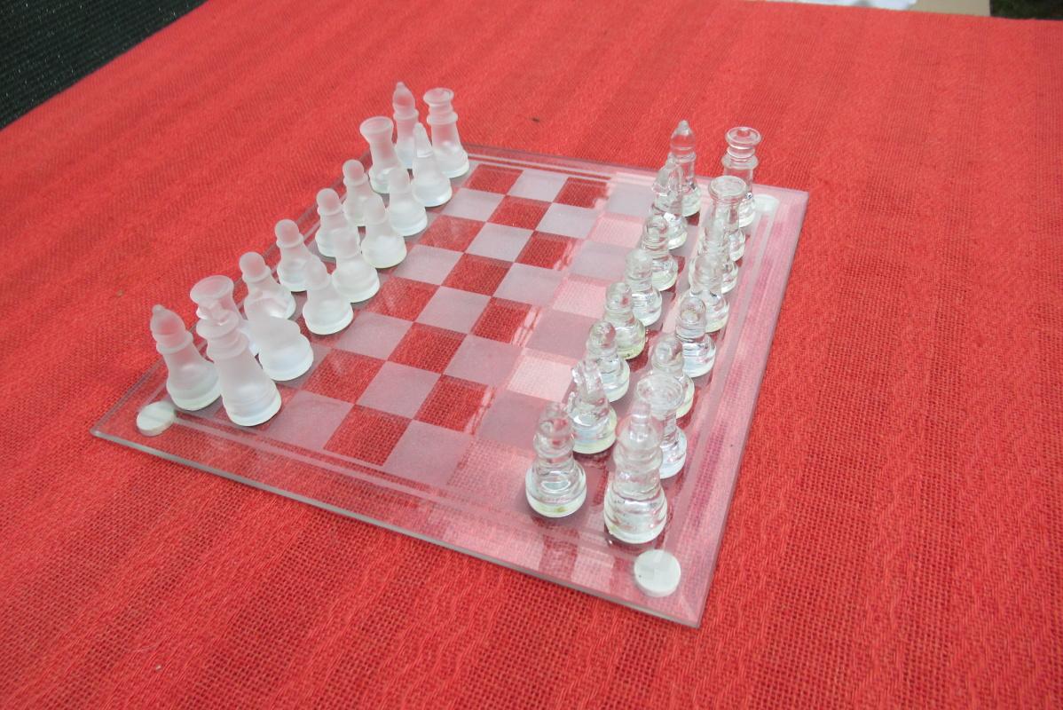 Staré skleněné šachy  - undefined
