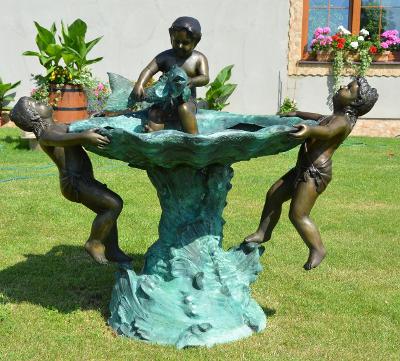 Zámocká bronzová fontána s deťmi a rybou