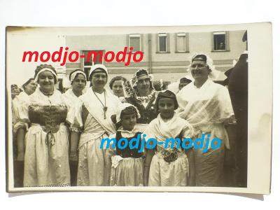 Praha - Hostivař - lidé - kroje - slavnost otevření Švehlova sadu 1936