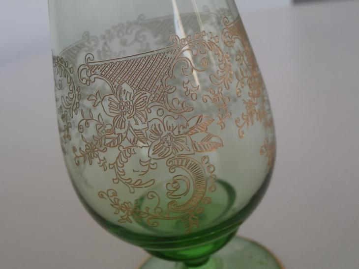Váza, vázička, sklo, leptaný ornament. 17,9 cm.