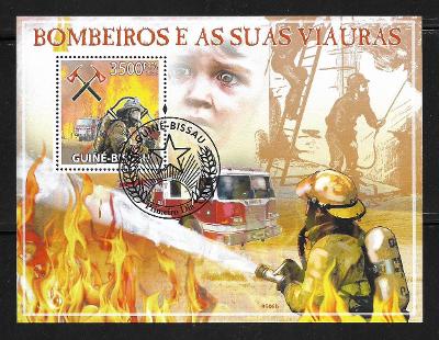 Guinea Bissau - hasičská auta, hasiči v akci