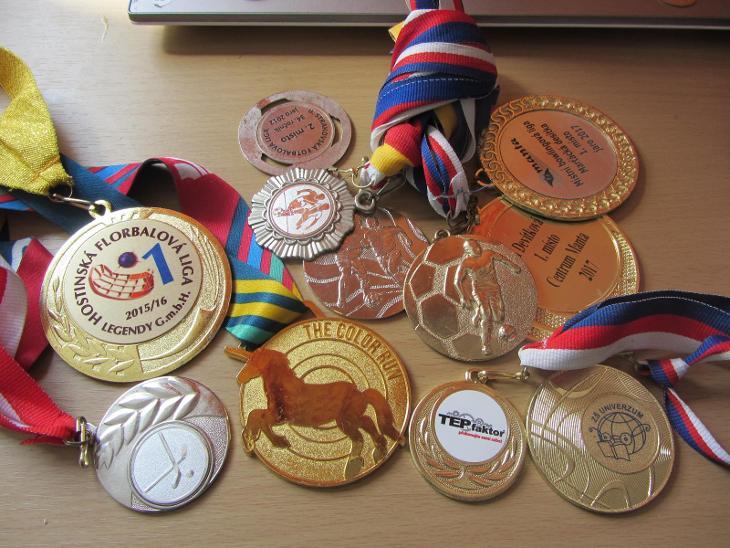 SADA výhry sportovní medaile 11 ks - Sběratelství