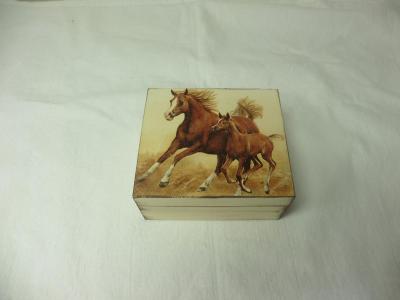 dřevěná truhlička s motivem koní