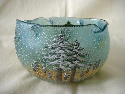 Váza secesní s emailem malovaným zimním lesem.