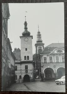 Ústí nad Orlicí město náměstí kostel domy s podloubím auto real foto 