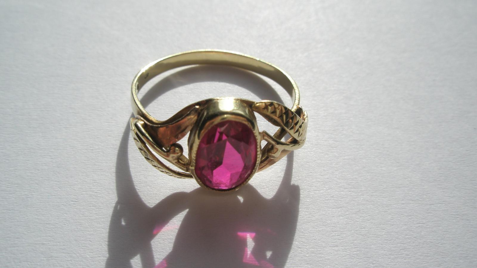 Zlatý prstienok s ružovým kamienkom - Šperky