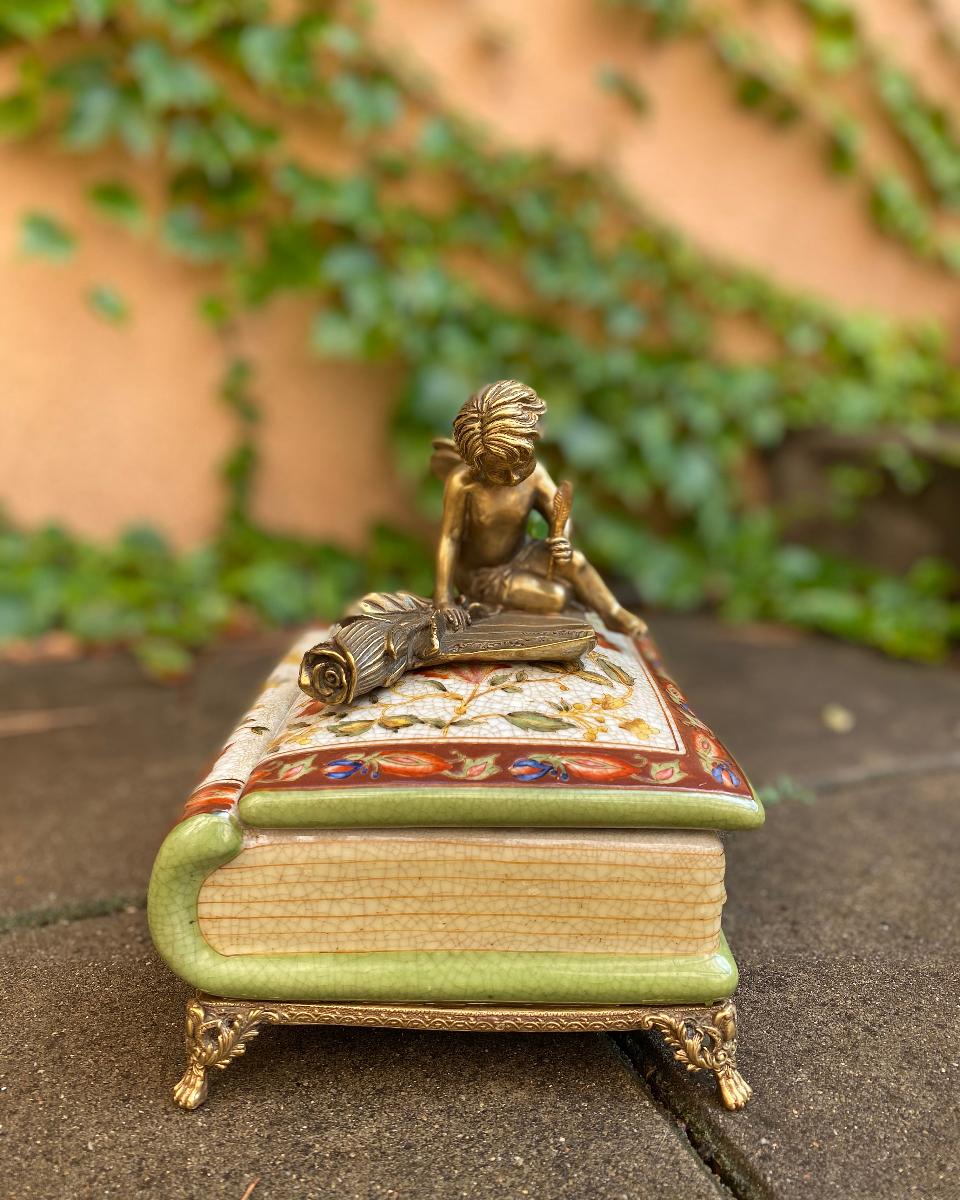 Velká porcelánová dóza - bronzový anděl sedící na knize - Starožitnosti a umenie