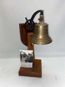 Starý, mosazný lodní zvon, kormidlo, dřevěný stojan