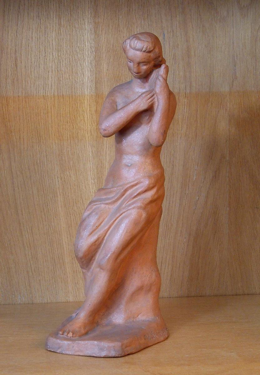 Keramicka figurka ženy, signovano J. V. Schwarz. - Starožitnosti a umění