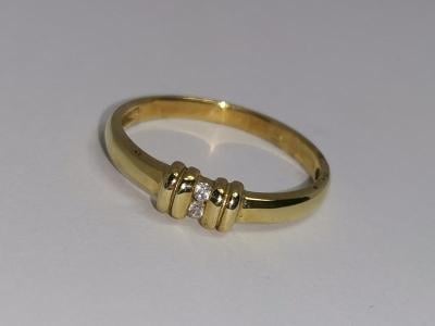 Zlatý dámský prsten se dvěma zirkony