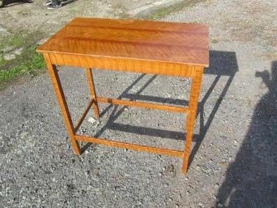 Starožitný příruční  stolek- Super model 