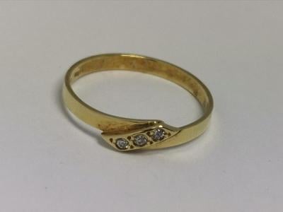 Zlatý dámský prsten se třemi zirkony