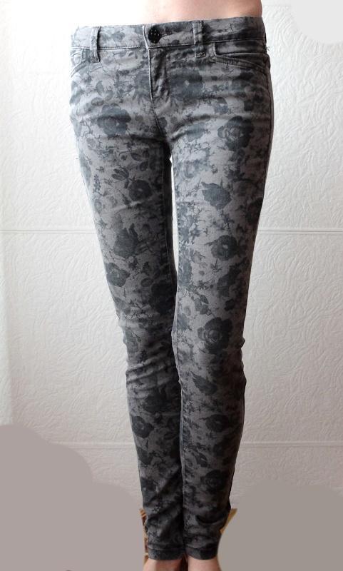 Květované romantické upnuté kalhoty šedé, skinny leg, vel. 34 - Dámské oblečení