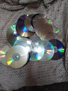 30 ks DVD a CD použité jako kreativní materiál