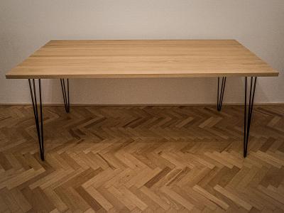Moderní dřevěný stůl v minimalistickém designu