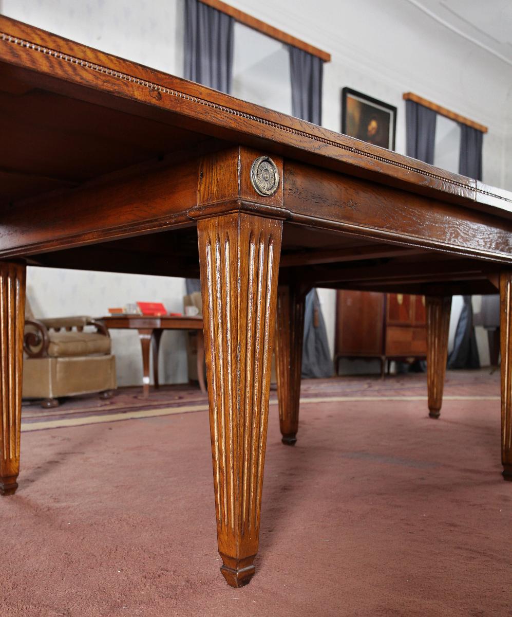Veľký neoklasicistický stôl z orecha. Rozkladacia pre 14 osôb - Starožitnosti