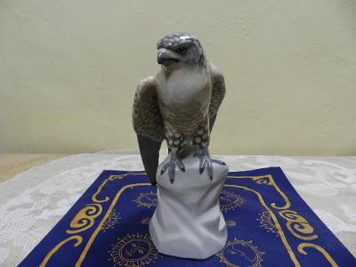 Krásná stará porcelánová plastika pták Sokol Eichwald Dubí
