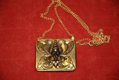 náhrdelník, včela s kamínky