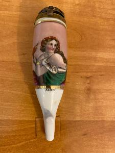Porcelánová fajfka, se ženou, výška 14 cm, v pěkném stavu 