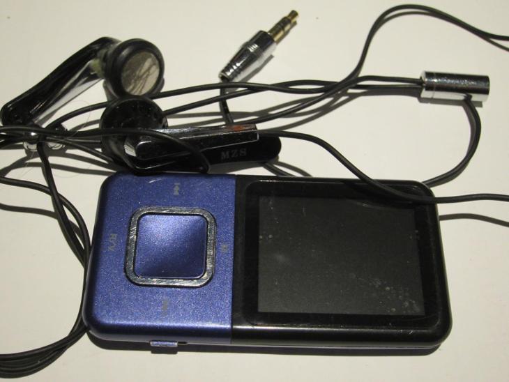 MP3/MP4 přehrávač MP MANN s FM rádio + sluchátka