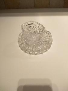 1x skleněný šálek s podšálkem z olovnatého křištálového skla.