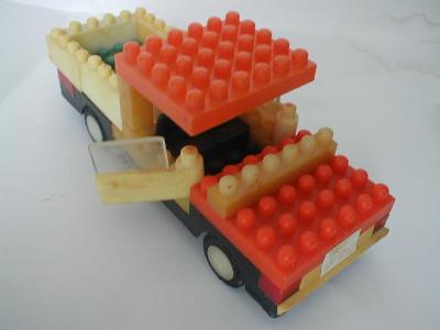 Nákladní auto pick-up ze stavebnice 