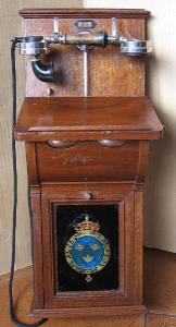 Starožitný dřevěný zámecký nástěnný telefon, asi 1910