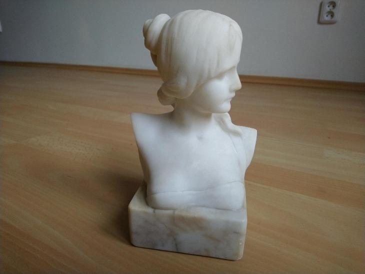 Friedrich Goldscheider - mramorová busta dívky