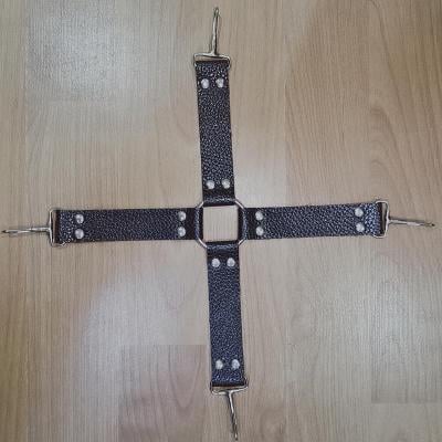 Kožený kříž na propojení pout - černý - 5091.
