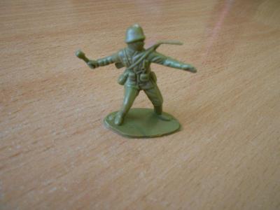figurka německý voják s granátem